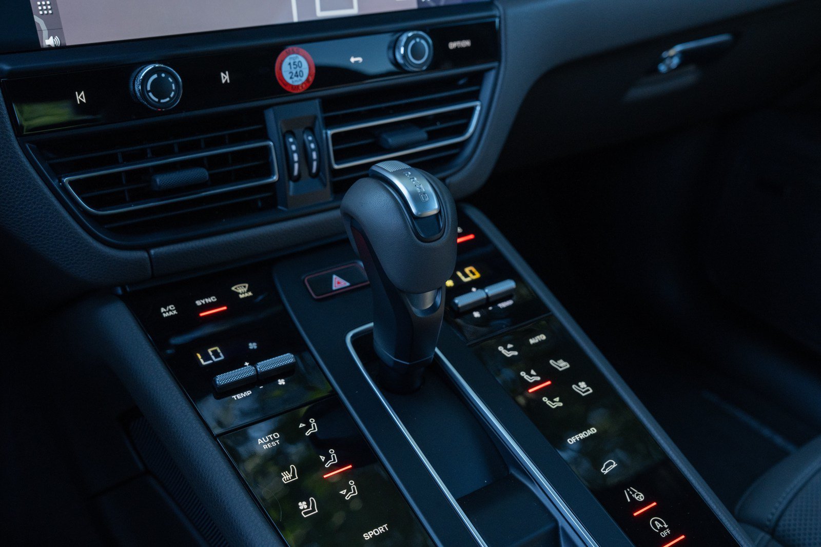 Certified 2026 Porsche Macan AWD/4WD image 30