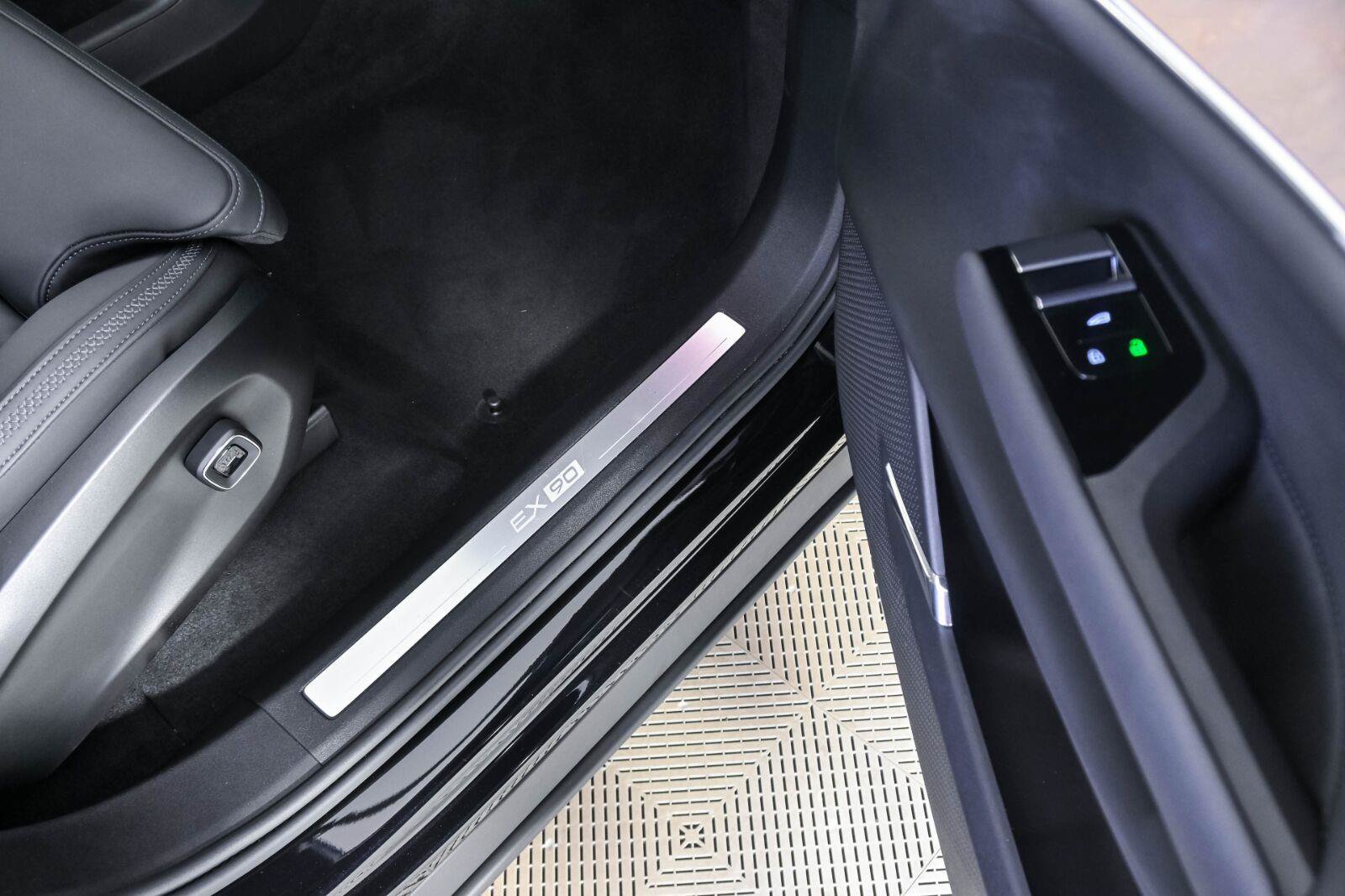 Certified 2025 Volvo EX90 Ultra AWD/4WD image 25