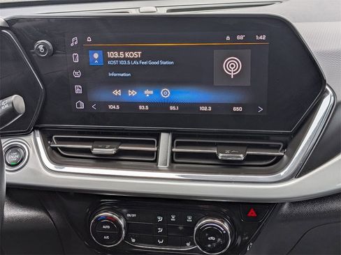 Used 2025 Chevrolet Trax LT w/ LT Convenience Package image 16