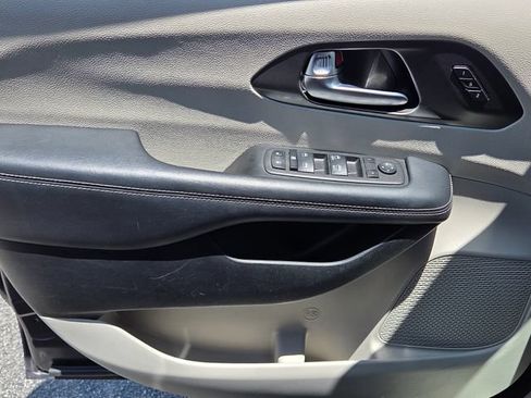 Used 2023 Chrysler Pacifica Touring-L FWD image 31
