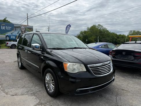 Used 2014 Chrysler Town & Country Touring-L FWD image 7