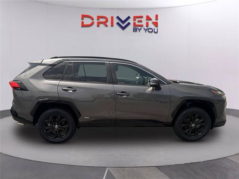 Used 2022 Toyota RAV4 SE w/ Convenience Package AWD/4WD image 3