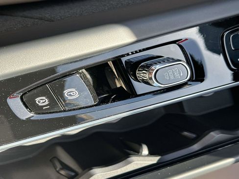Certified 2026 Volvo XC60 B5 Plus w/ Climate Package image 29