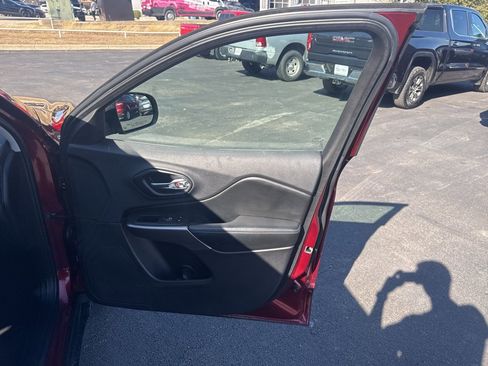 Used 2019 Jeep Cherokee Latitude Plus w/ Comfort/Convenience Group image 17