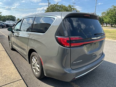 Used 2023 Chrysler Pacifica Touring-L FWD image 6