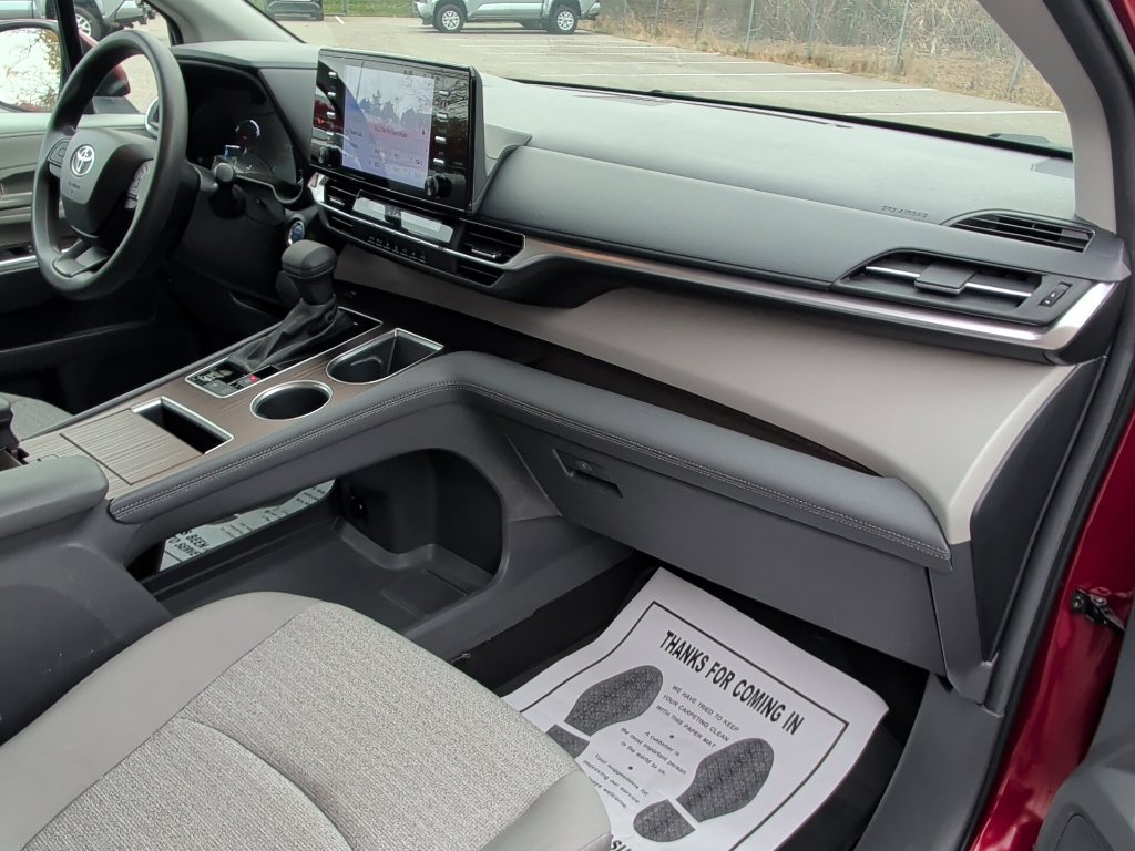 Certified 2024 Toyota Sienna LE AWD/4WD image 27