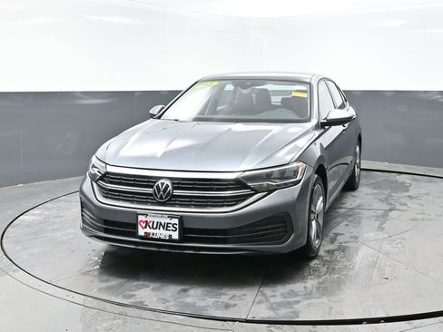 Used 2024 Volkswagen Jetta SE image 6