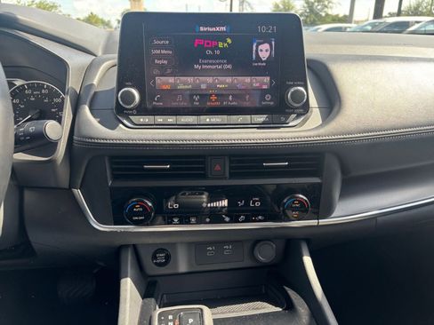 Used 2025 Nissan Rogue SV FWD image 17
