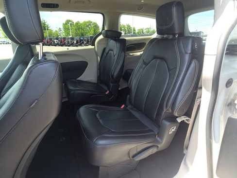 Used 2023 Chrysler Pacifica Touring-L FWD image 18