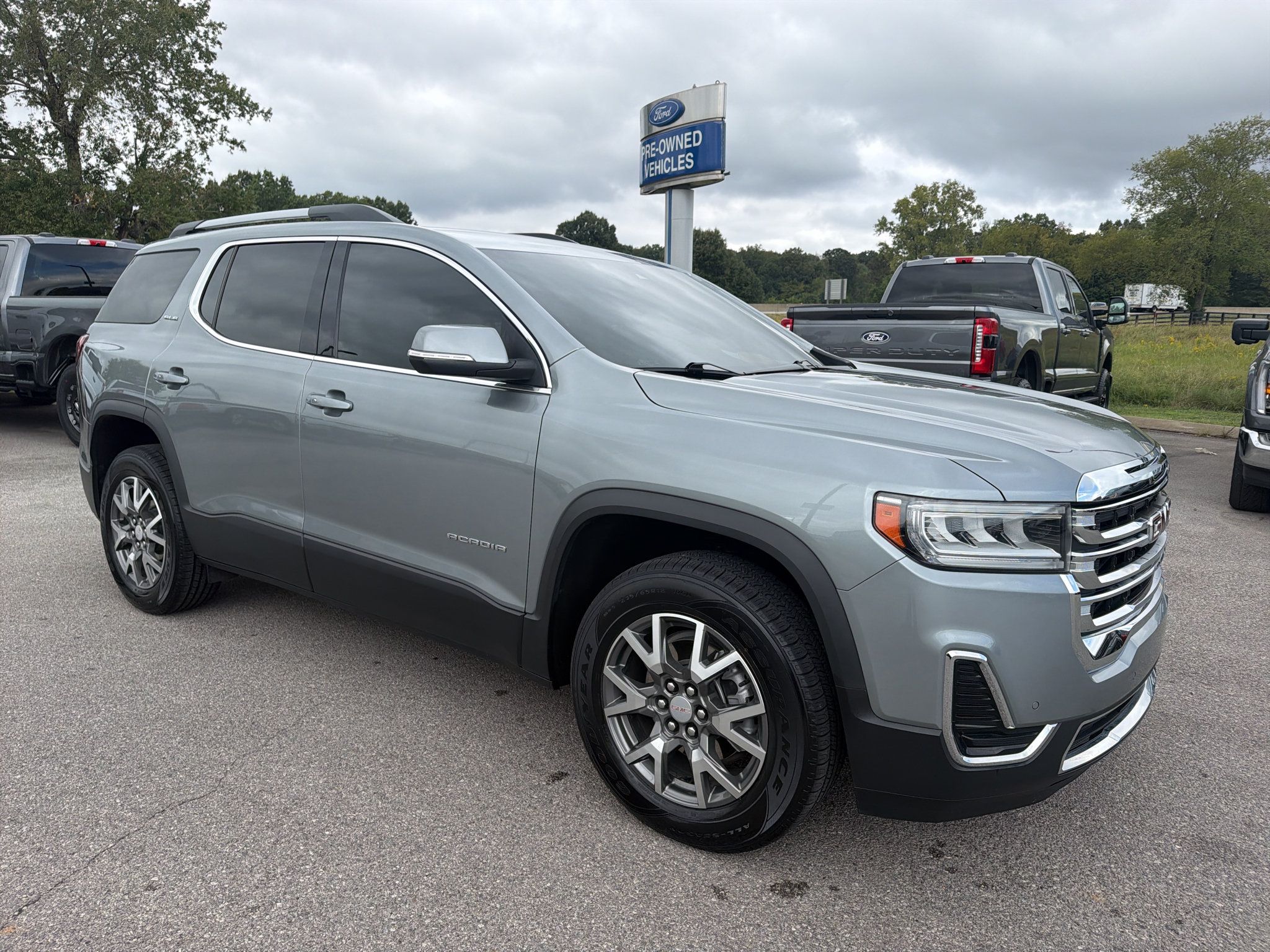 Used 2023 GMC Acadia SLE w/ Driver Convenience Package FWD image 3