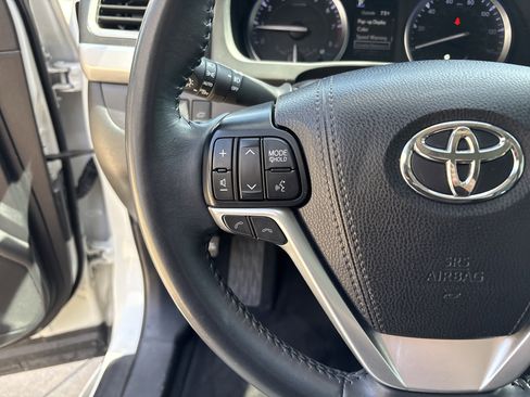 Used 2019 Toyota Highlander XLE FWD image 19