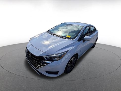 Used 2025 Nissan Versa SV image 3