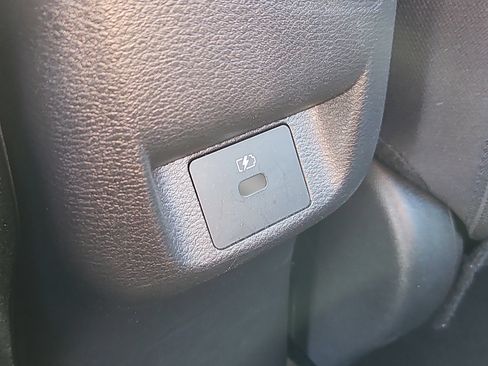 Used 2023 Nissan Versa SV image 9