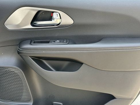 New 2026 Chrysler Pacifica Select FWD image 14