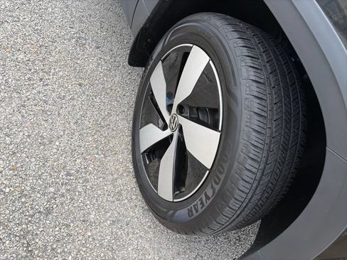 Certified 2025 Volkswagen Taos S AWD/4WD image 10