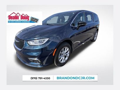 Used 2025 Chrysler Pacifica Select