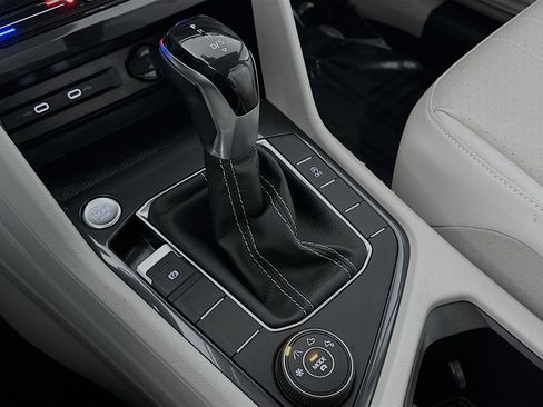 Used 2022 Volkswagen Tiguan SE w/ Panoramic Sunroof Package image 16