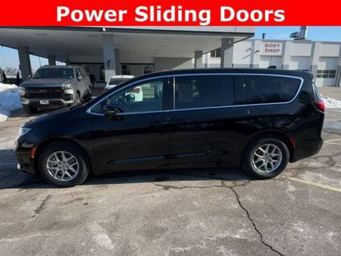 Used 2024 Chrysler Pacifica Touring-L image 5