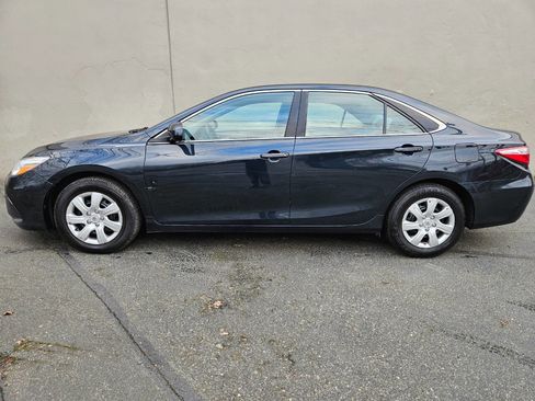 Used 2015 Toyota Camry LE image 2