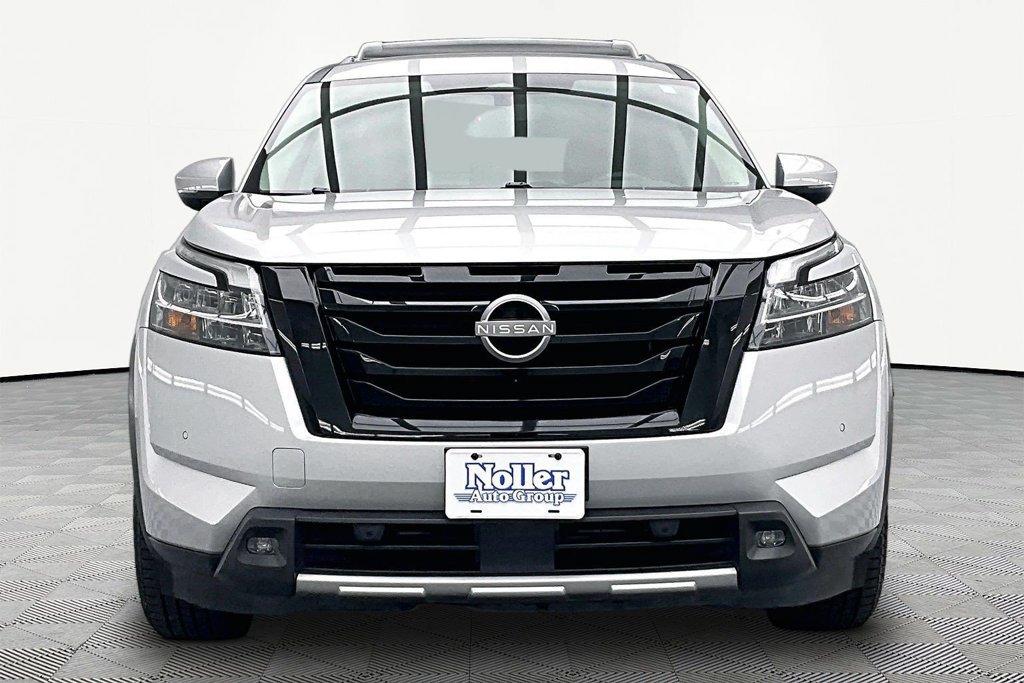 Used 2023 Nissan Pathfinder SL w/ Lighting Package (N92) AWD/4WD image 3