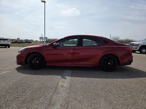 Used 2025 Toyota Camry SE image 4