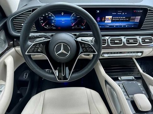 Used 2025 Mercedes-Benz GLS 450 4MATIC image 17