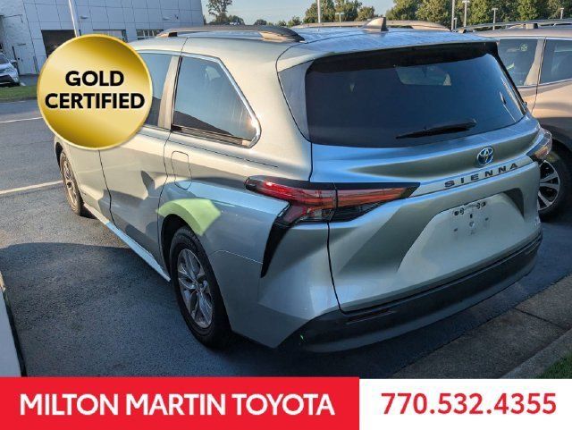 Used 2021 Toyota Sienna XLE FWD image 4