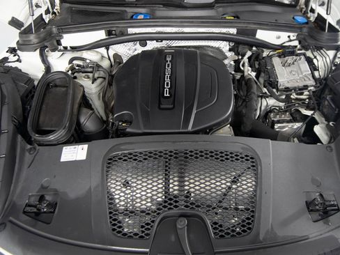 Certified 2020 Porsche Macan image 39