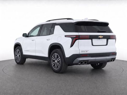 Used 2025 Chevrolet Traverse LT FWD image 7