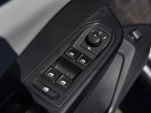Used 2023 Volkswagen Taos SE w/ Panoramic Sunroof Package AWD/4WD image 8