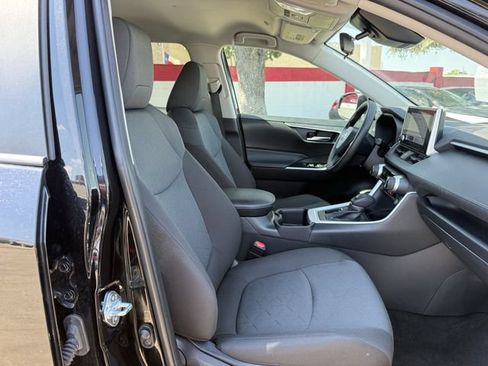 Used 2025 Toyota RAV4 XLE FWD image 29