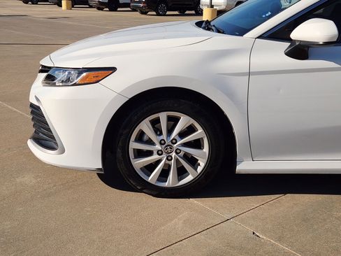Used 2022 Toyota Camry LE image 9