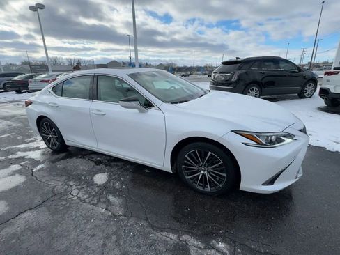 Used 2022 Lexus ES 300h w/ Premium Package image 2