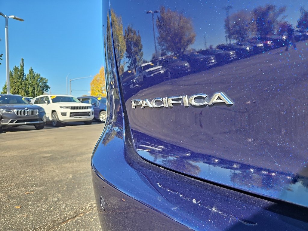 Used 2018 Chrysler Pacifica Limited w/ Tire & Wheel Group FWD image 11