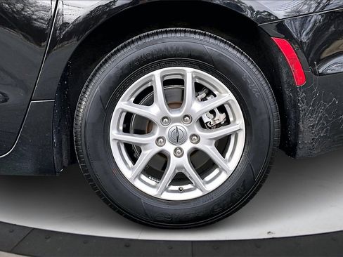 Certified 2024 Chrysler Pacifica Touring-L image 34