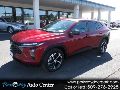 Used 2024 Chevrolet Trax RS w/ Sunroof Package FWD image 1
