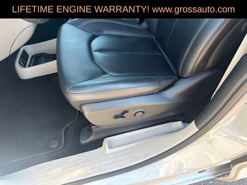 Certified 2024 Chrysler Pacifica Touring-L FWD image 6
