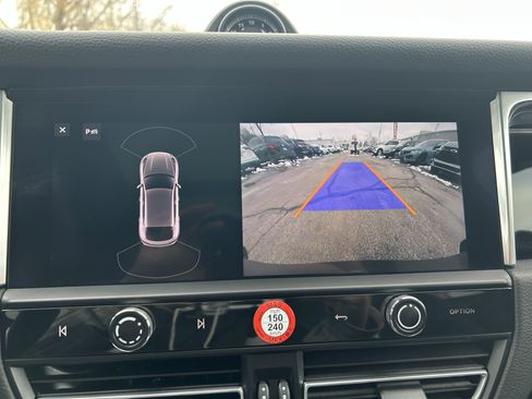 Used 2022 Porsche Macan image 12