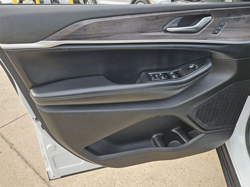 Used 2024 Jeep Grand Cherokee L Limited w/ Luxury Tech Group II image 14