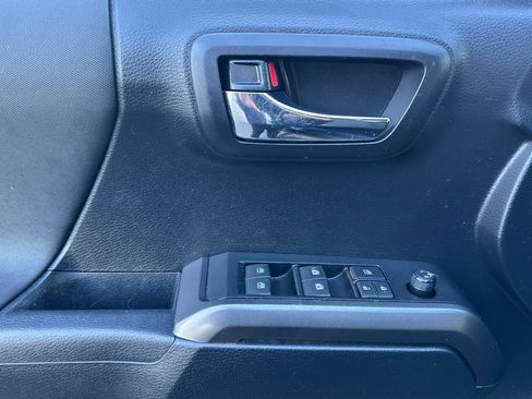 Used 2019 Toyota Tacoma TRD Sport image 12