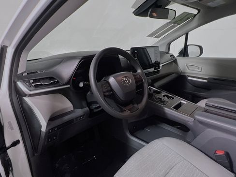 Used 2024 Toyota Sienna LE image 30