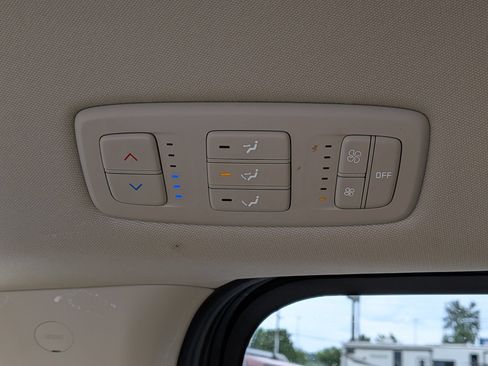 Used 2024 Kia Carnival LX FWD image 28