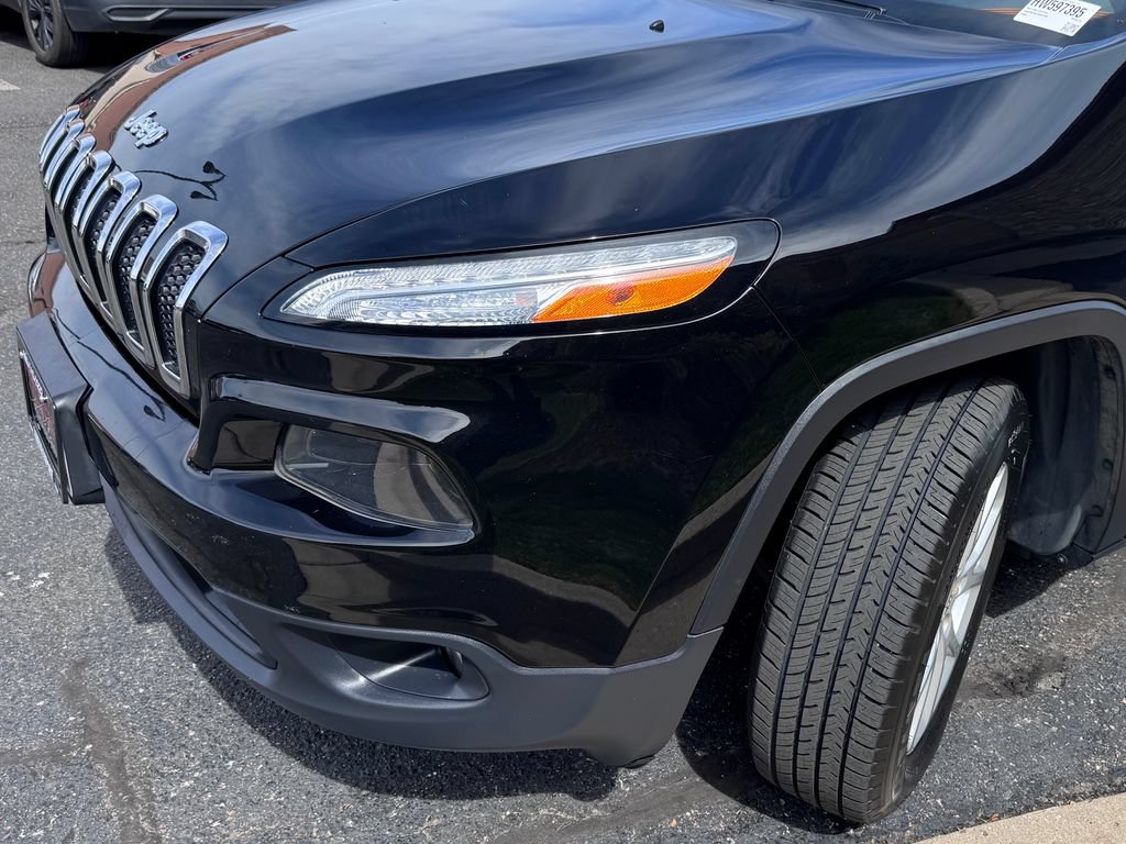 Used 2017 Jeep Cherokee Latitude w/ Cold Weather Group AWD/4WD image 5