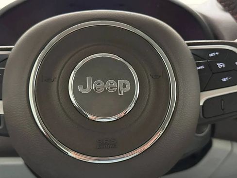 Used 2017 Jeep Renegade Latitude FWD image 20