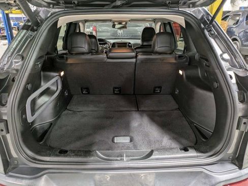 Used 2018 Jeep Cherokee Latitude Plus w/ Comfort/Convenience Group FWD image 12