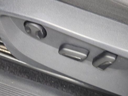 Used 2024 Volkswagen Tiguan SE image 28