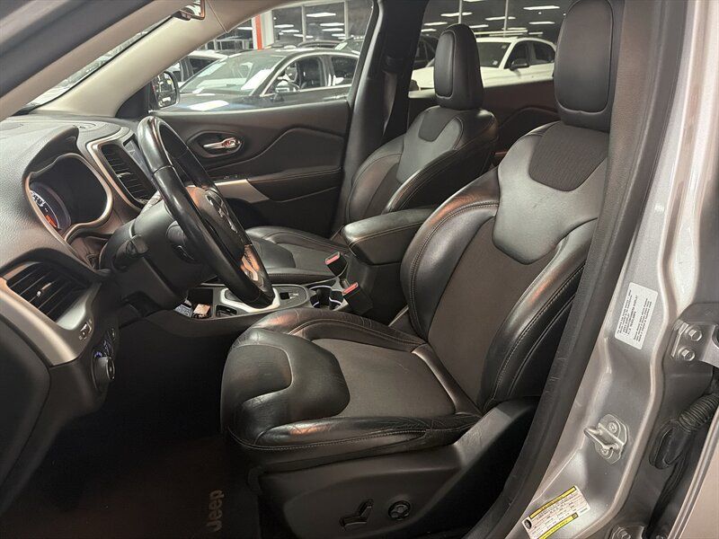 Used 2018 Jeep Cherokee Latitude Plus w/ Comfort/Convenience Group FWD image 21
