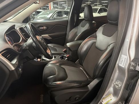 Used 2018 Jeep Cherokee Latitude Plus w/ Comfort/Convenience Group FWD image 21