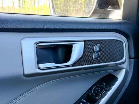 Certified 2022 Ford Explorer XLT w/ Equipment Group 202A AWD/4WD image 35