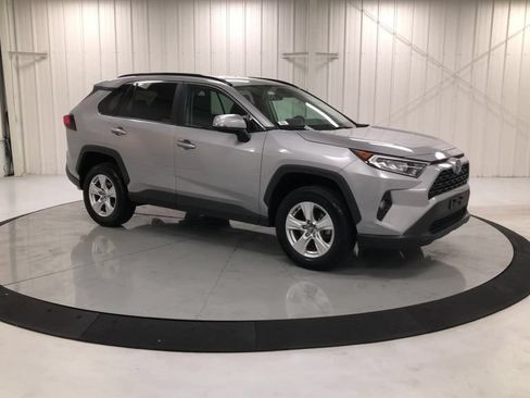 Used 2020 Toyota RAV4 XLE AWD/4WD image 2